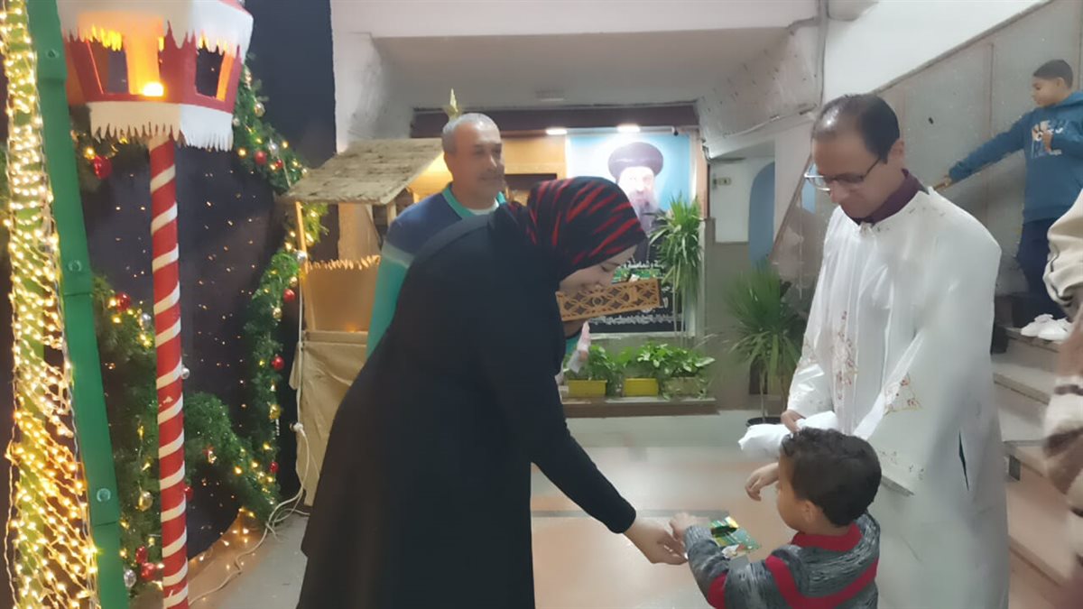 توزيع الهدايا والحلوي&nbsp;