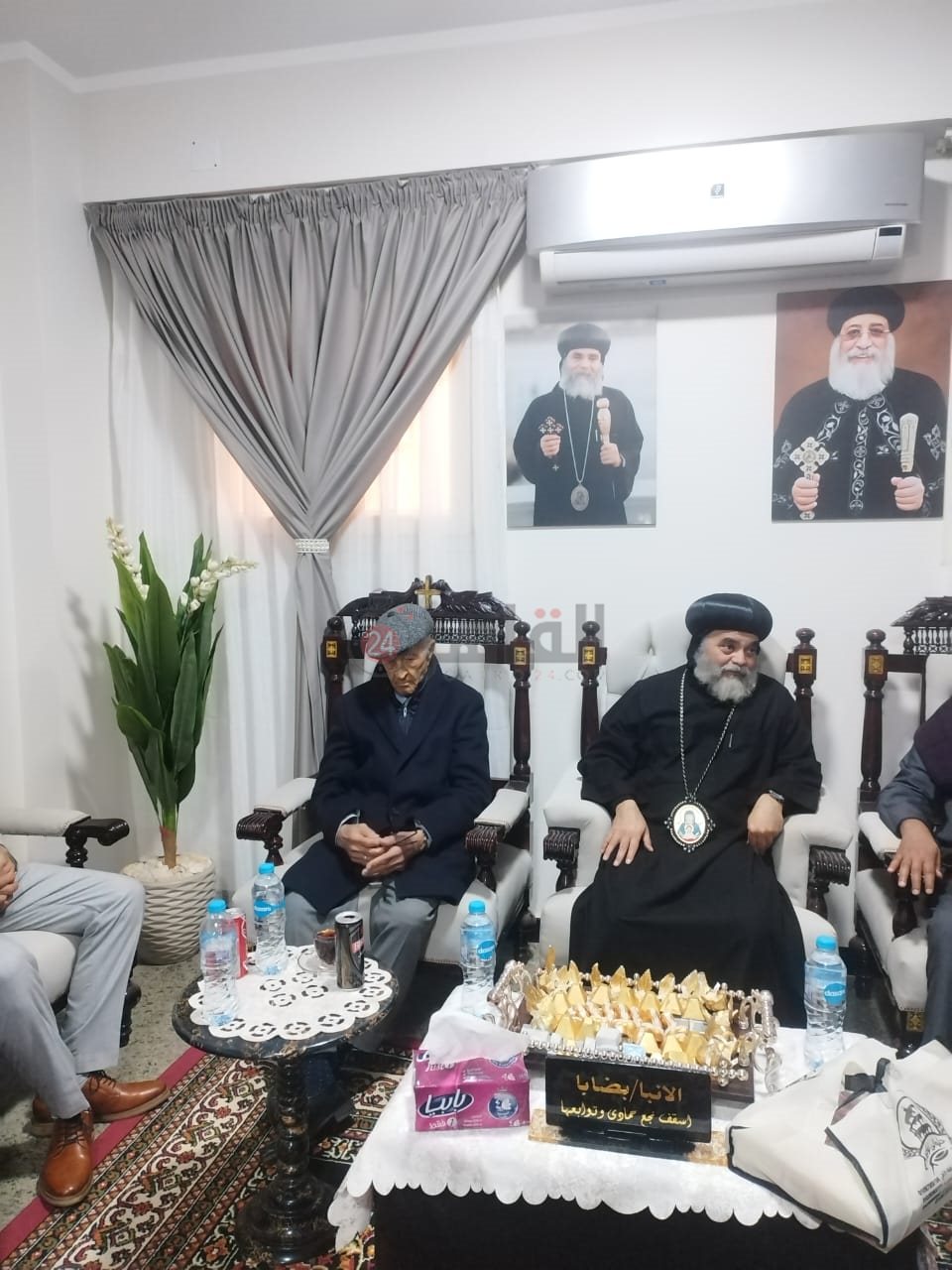 الإذاعي فهمي عمر خلال زيارته لمطرانية نجع حمادي