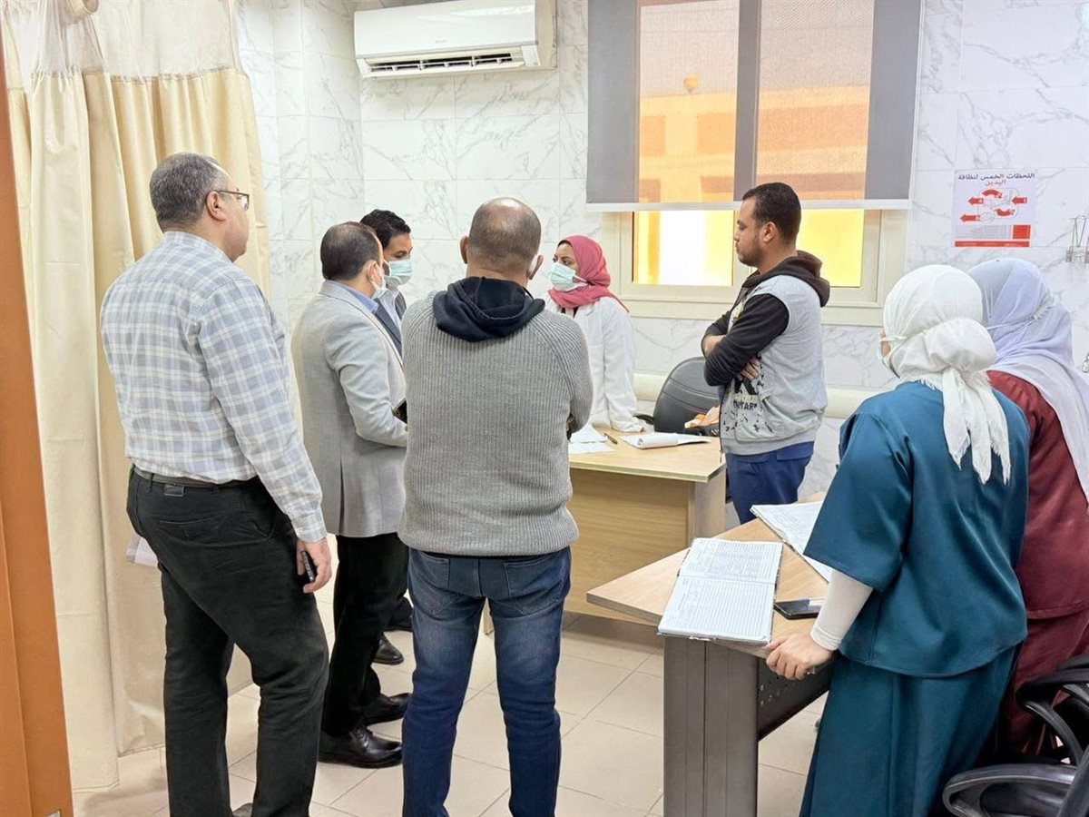 جولة وكيل وزارة الصحة بمستشفى الحميات بالأقصر