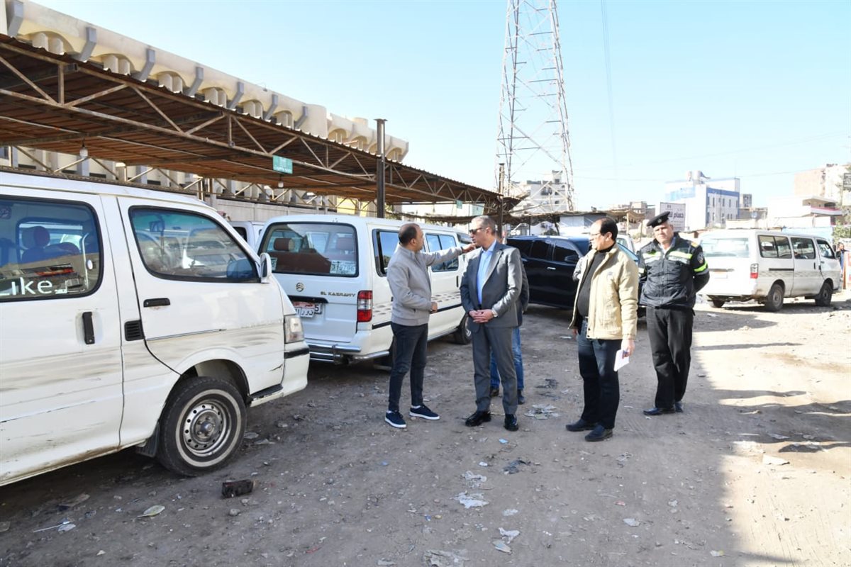 محافظ الفيوم يتفقد سير العمل بعدد من مواقف سيارات الأجرة