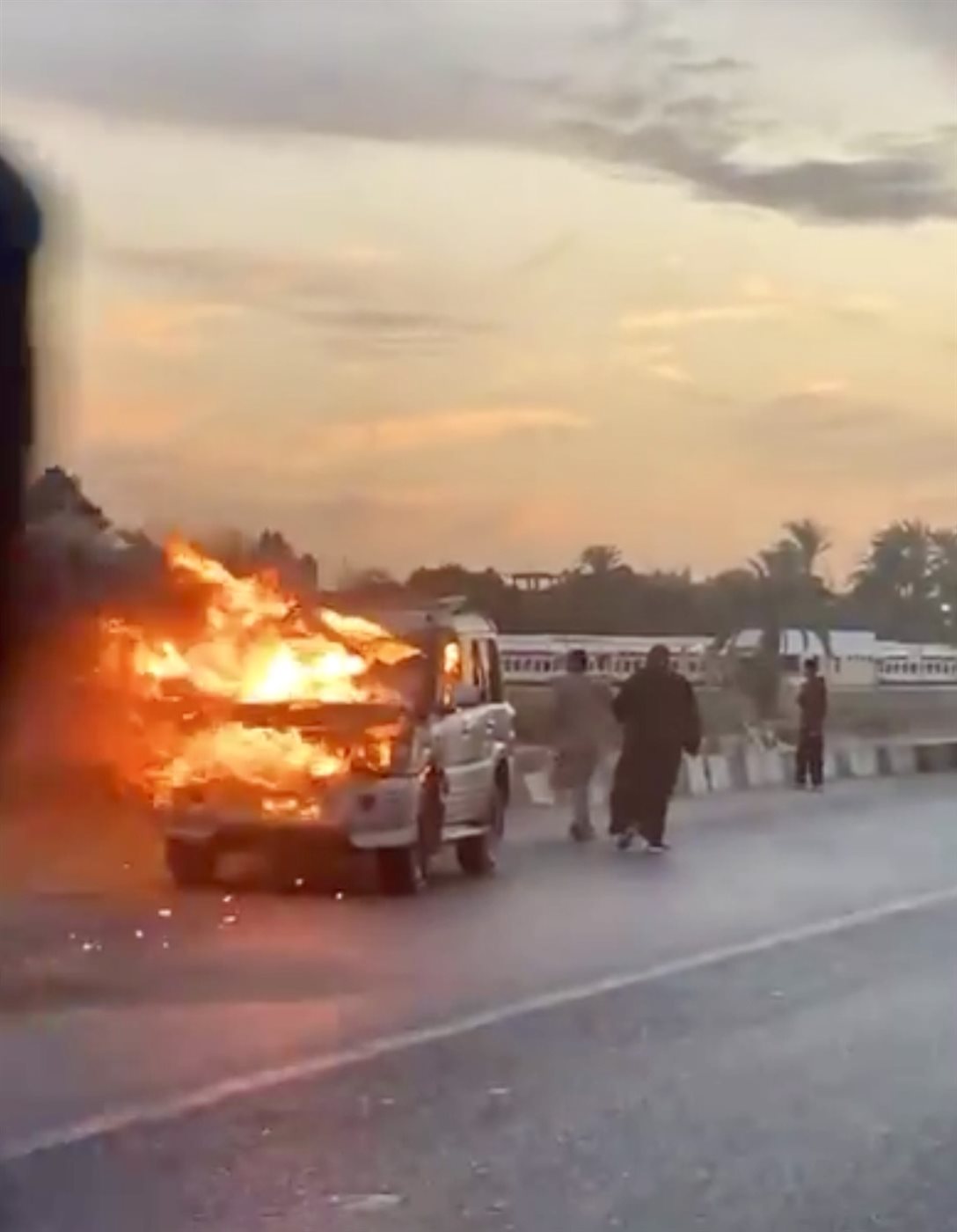 النيران تلتهم سيارة على الطريق بالأقصر ونجاة قائدها&nbsp;