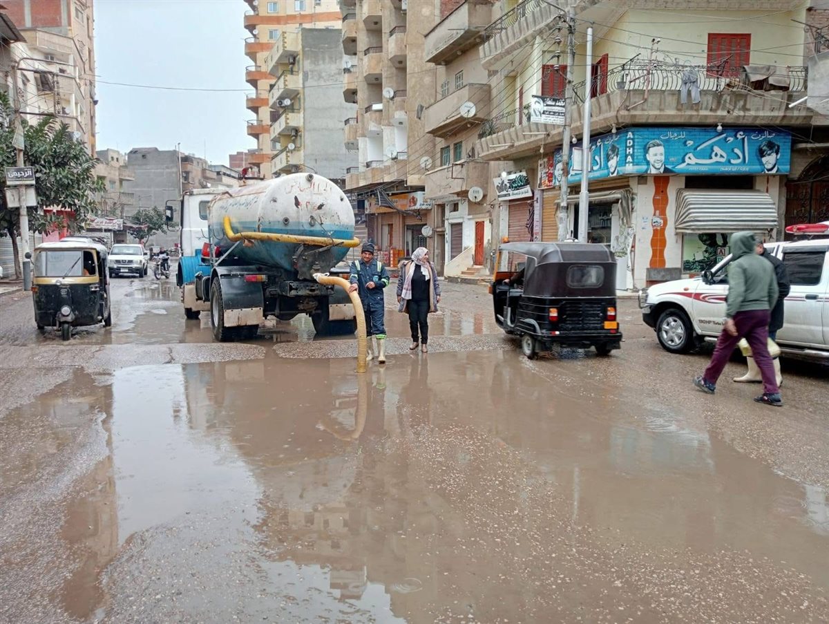 أعمال كسح وسحب تجمعات مياه الأمطار&nbsp;