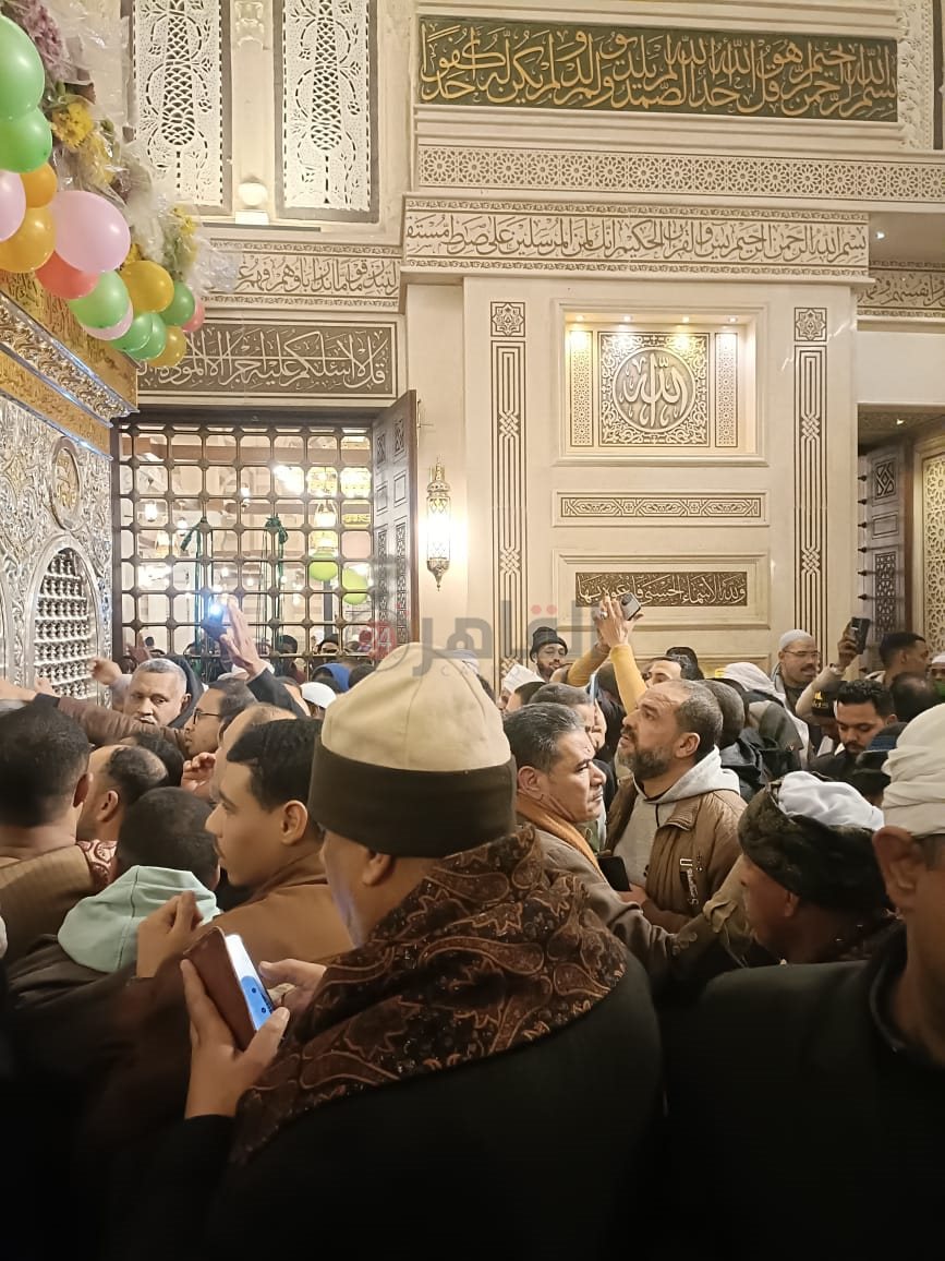 &nbsp;ازدحام المريدين في مسجد السيدة زينب في الليلة الختامية لمولدها&nbsp;