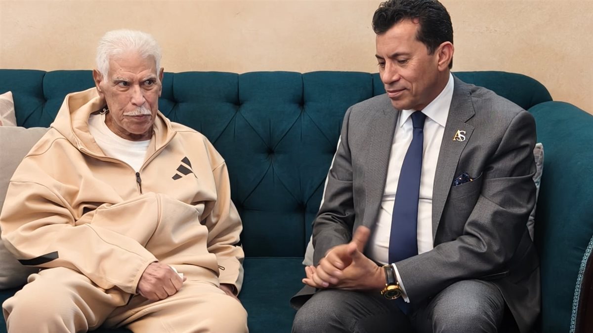 أشرف صبحي في زيارته لـ حسن شحاتة