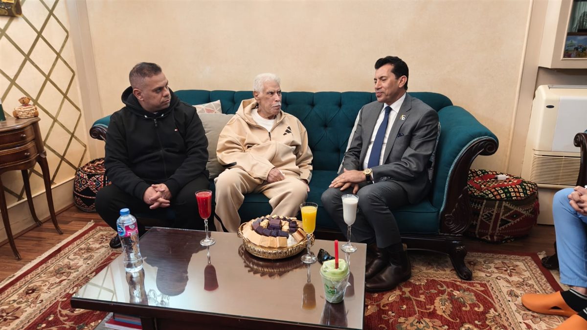 أشرف صبحي في زيارته لـ حسن شحاتة