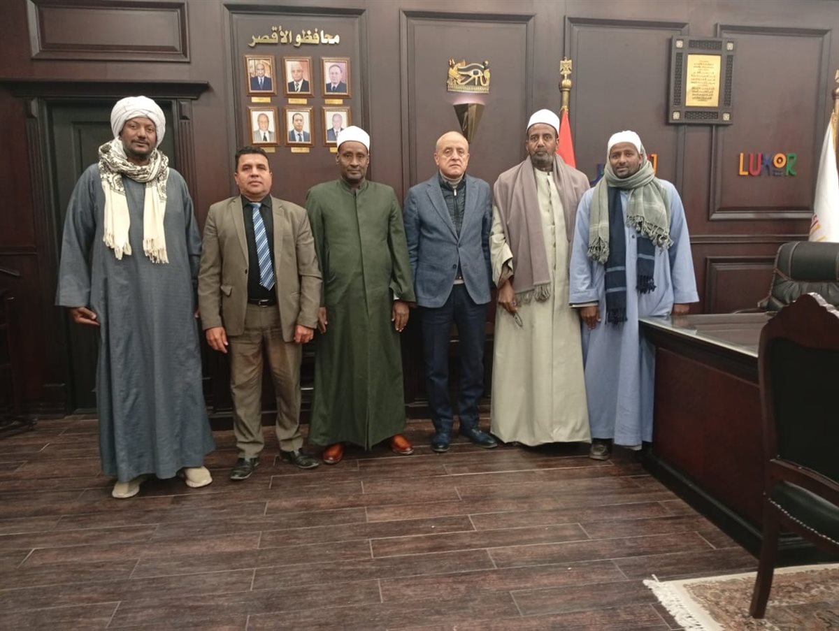 محافظ الأقصر يستقبل أهالي المريس ويستمع لمطالبهم