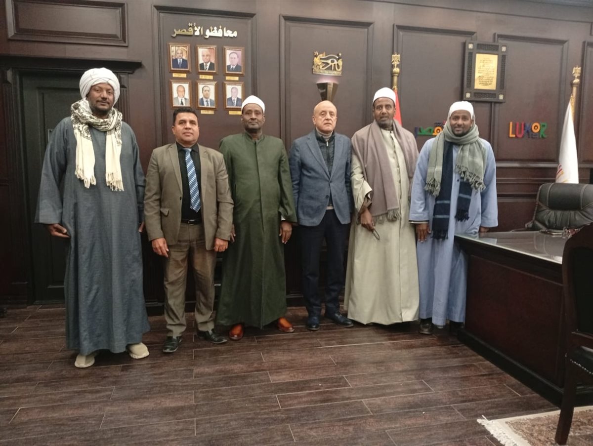 محافظ الأقصر يستقبل أهالي المريس ويستمع لمطالبهم