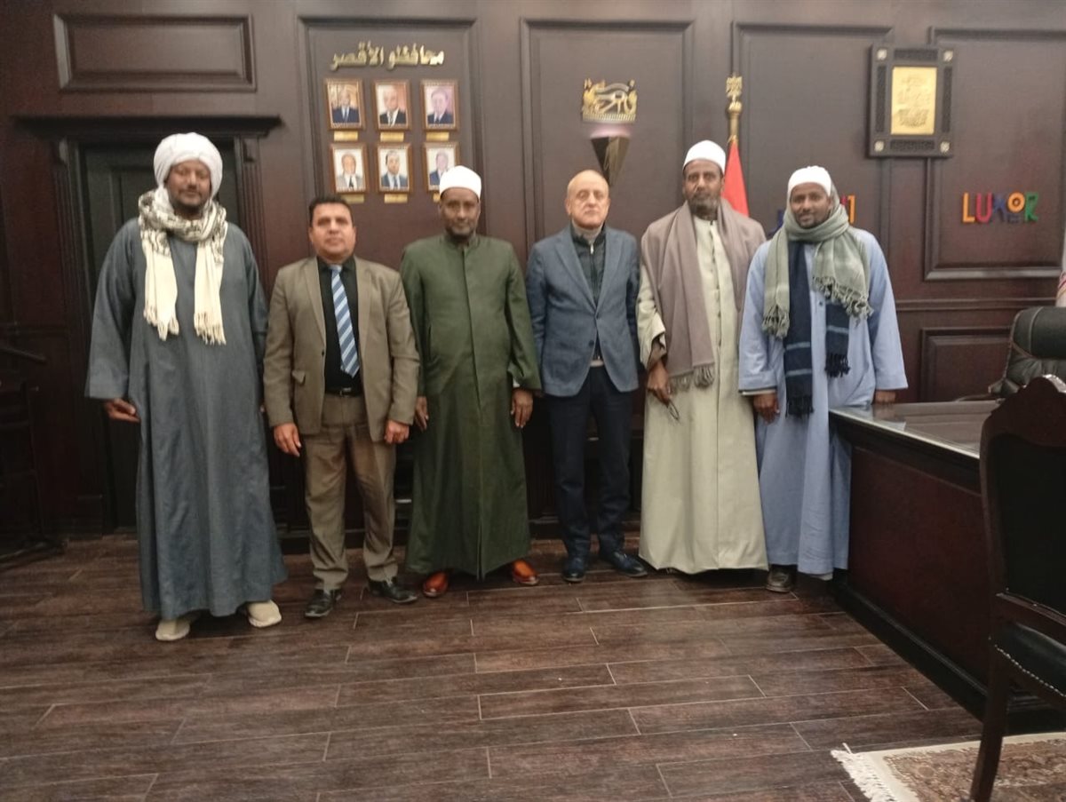 محافظ الأقصر يستقبل أهالي المريس ويستمع لمطالبهم