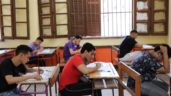 طلاب في لجنة الامتحان