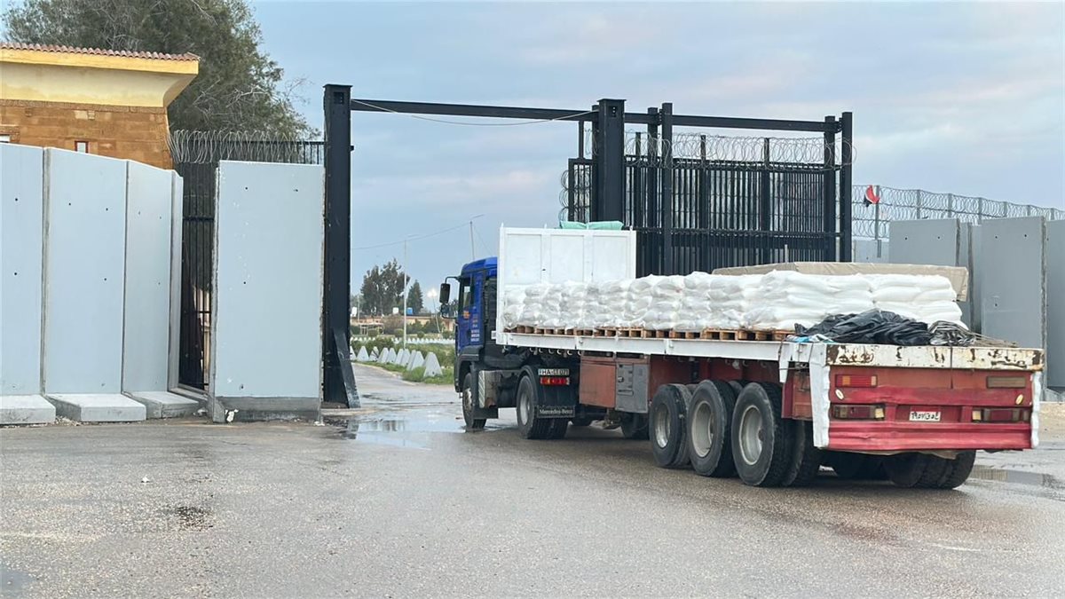 الهلال الأحمر المصري يدفع بحمولة 8 آلاف طن مساعدات إنسانية و53 ألف قطعة ملابس شتوية إلى غزة&nbsp;
