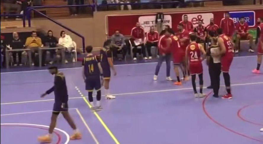 <strong>لحظة انفعال لينوس جافريل مدرب سلة الأهلي عقب طرده في مباراة الجزيرة</strong>