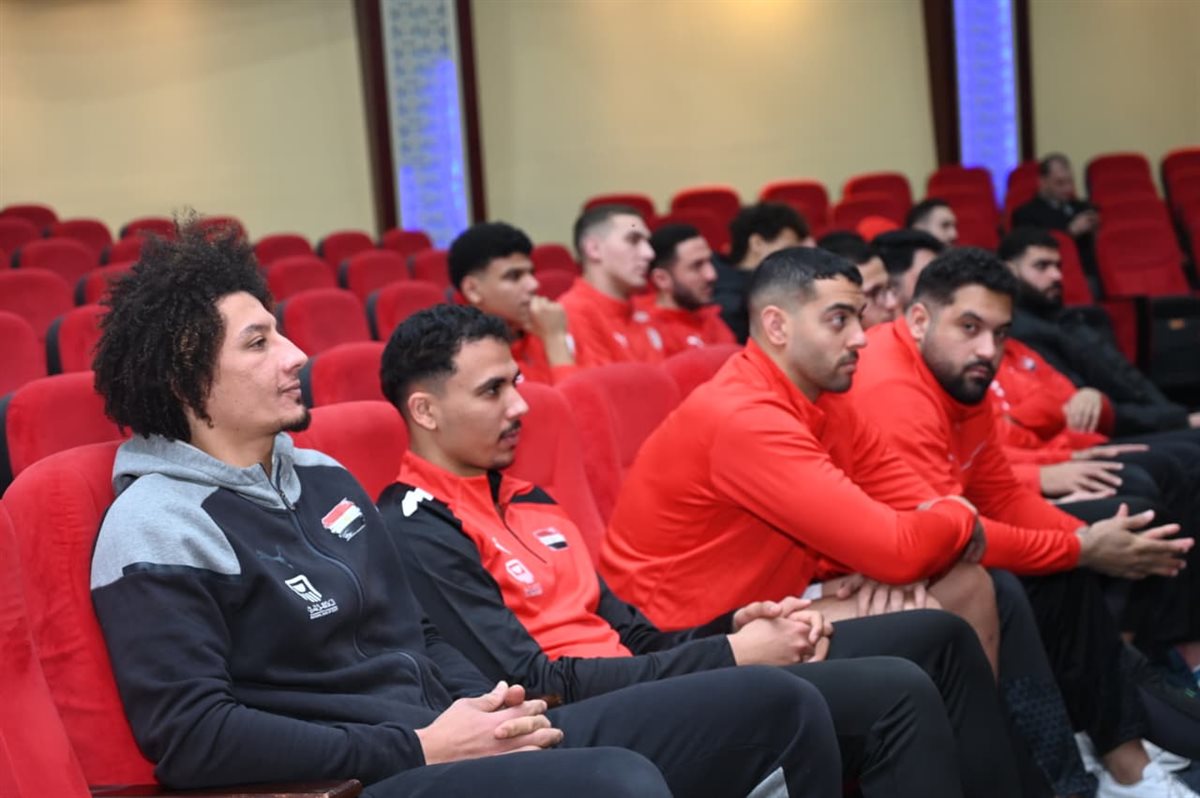أشرف صبحي في زيارته لمنتخب اليد