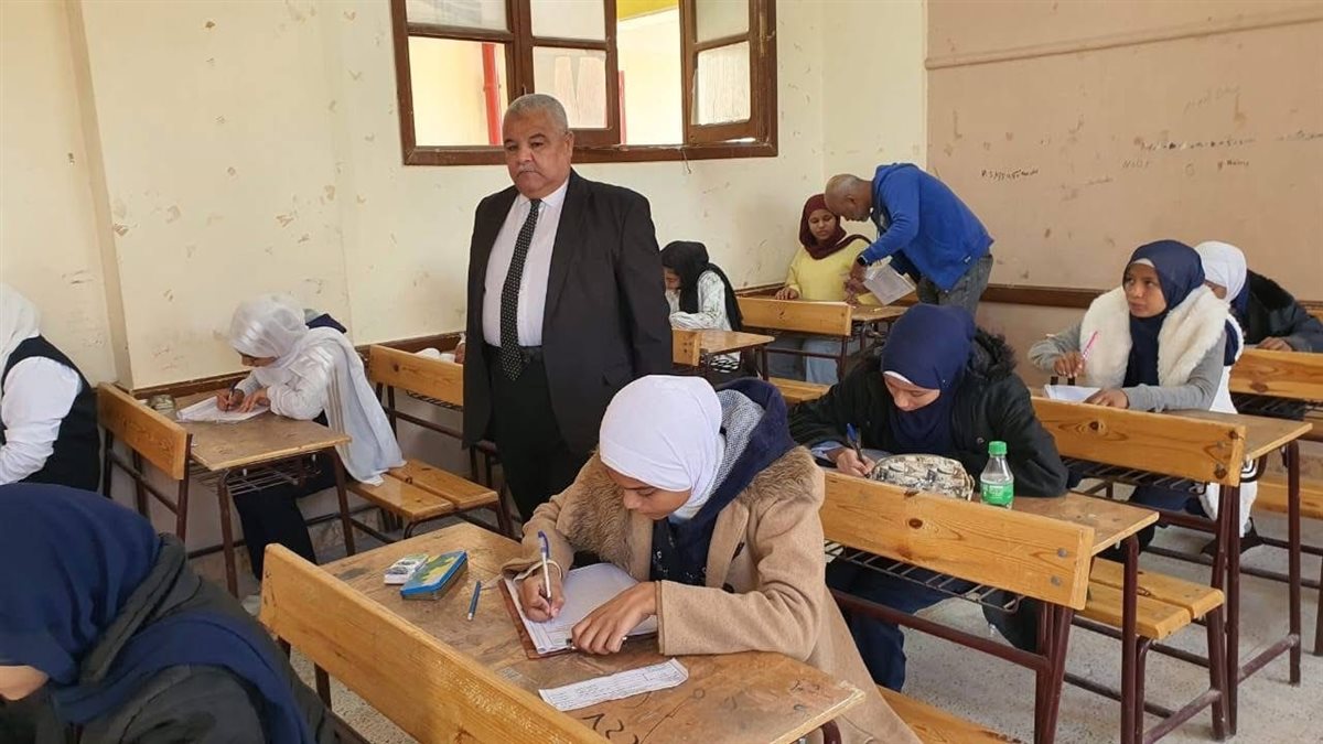 وكيل وزارة التعليم بالأقصر يتفقد اللجان