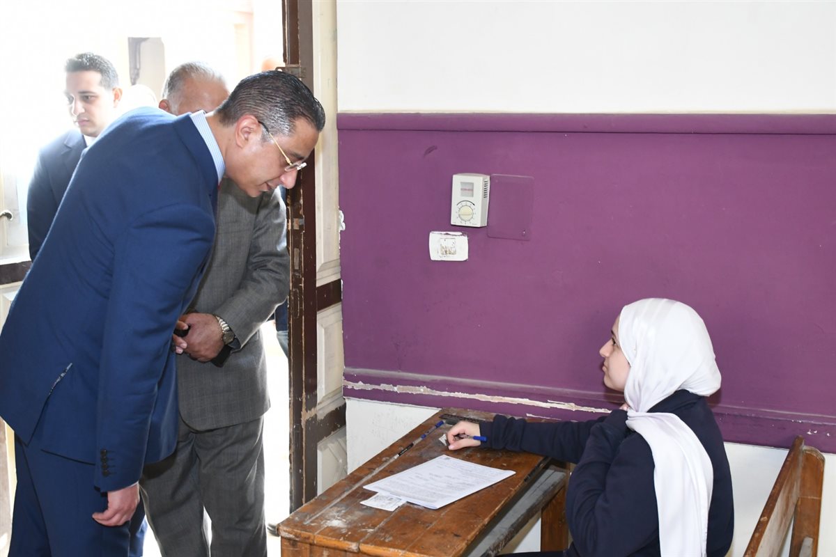 محافظ الفيوم يتفقد عدداً من لجان امتحانات الشهادة الإعدادية