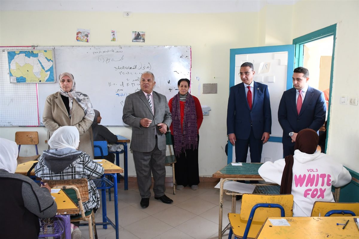 محافظ الفيوم يتفقد عدداً من لجان امتحانات الشهادة الإعدادية