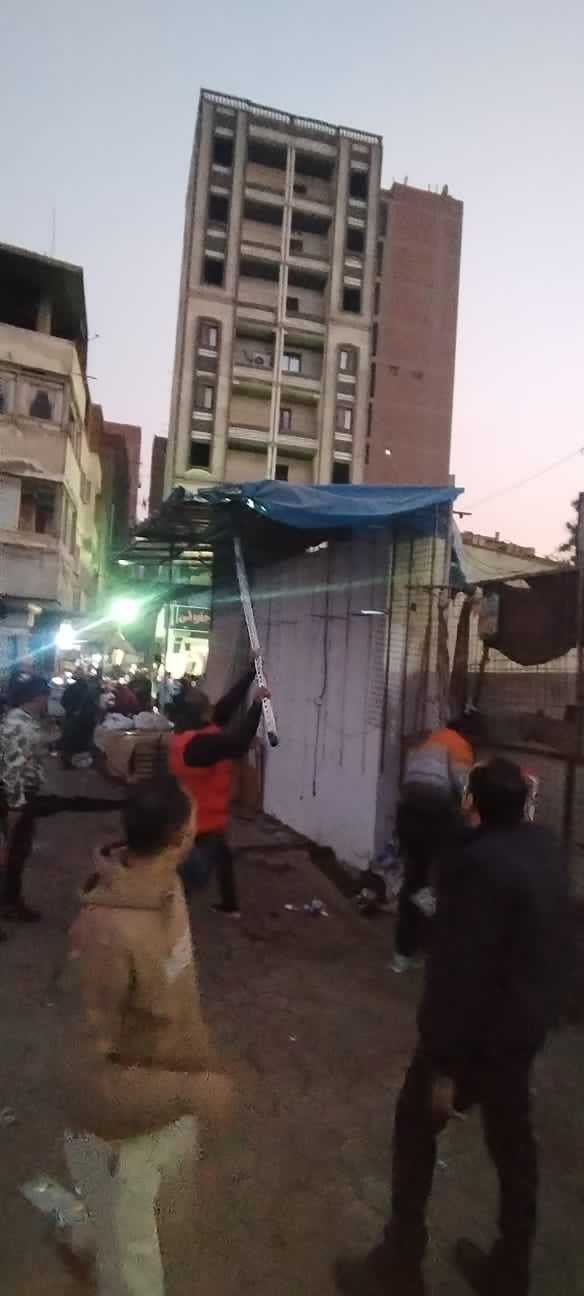 محافظة الجيزة تزيل 21 كشكًا مخالفًا بميدان المنيب بحي جنوب الجيزة