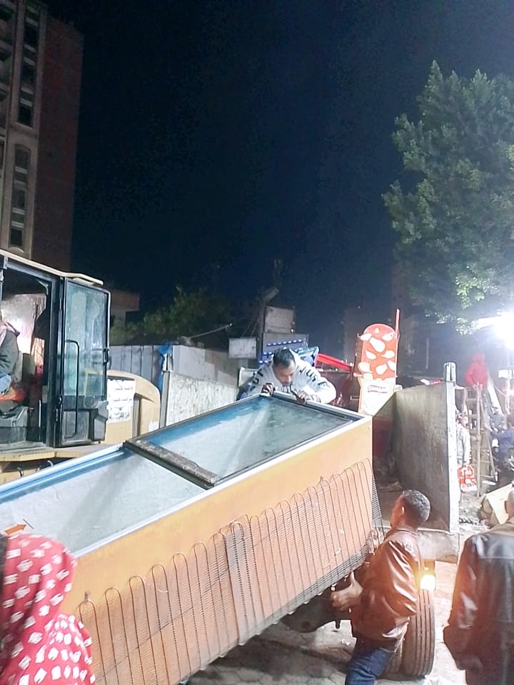 محافظة الجيزة تزيل 21 كشكًا مخالفًا بميدان المنيب بحي جنوب الجيزة