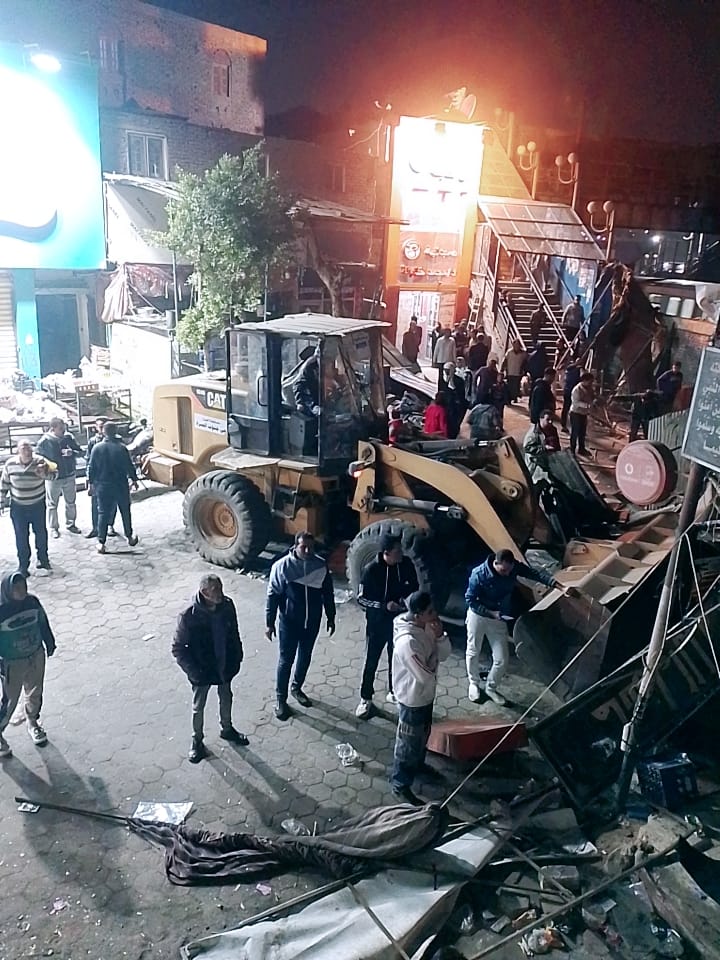 محافظة الجيزة تزيل 21 كشكًا مخالفًا بميدان المنيب بحي جنوب الجيزة