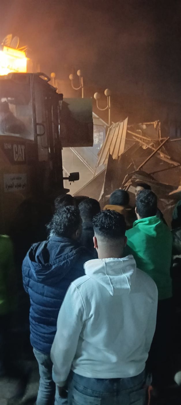 محافظة الجيزة تزيل 21 كشكًا مخالفًا بميدان المنيب بحي جنوب الجيزة