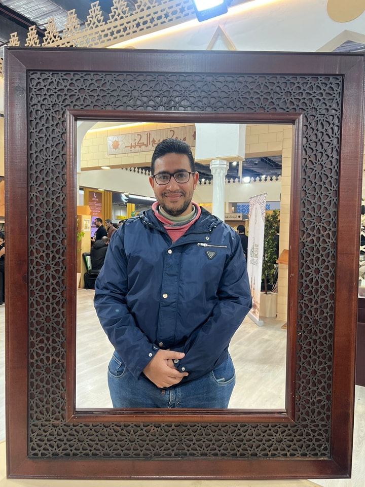 تعجب الزوار.. صورة للذكرى مع الإمام الطيب داخل برواز الكتاب المفتوح في جناح الأزهر الشريف بمعرض الكتاب