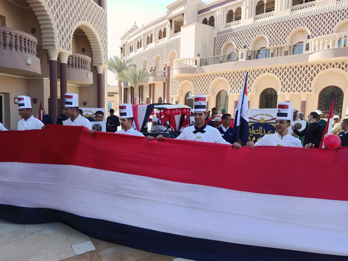 السياح يشاركون باحتفالات الشرطة بالغردقة