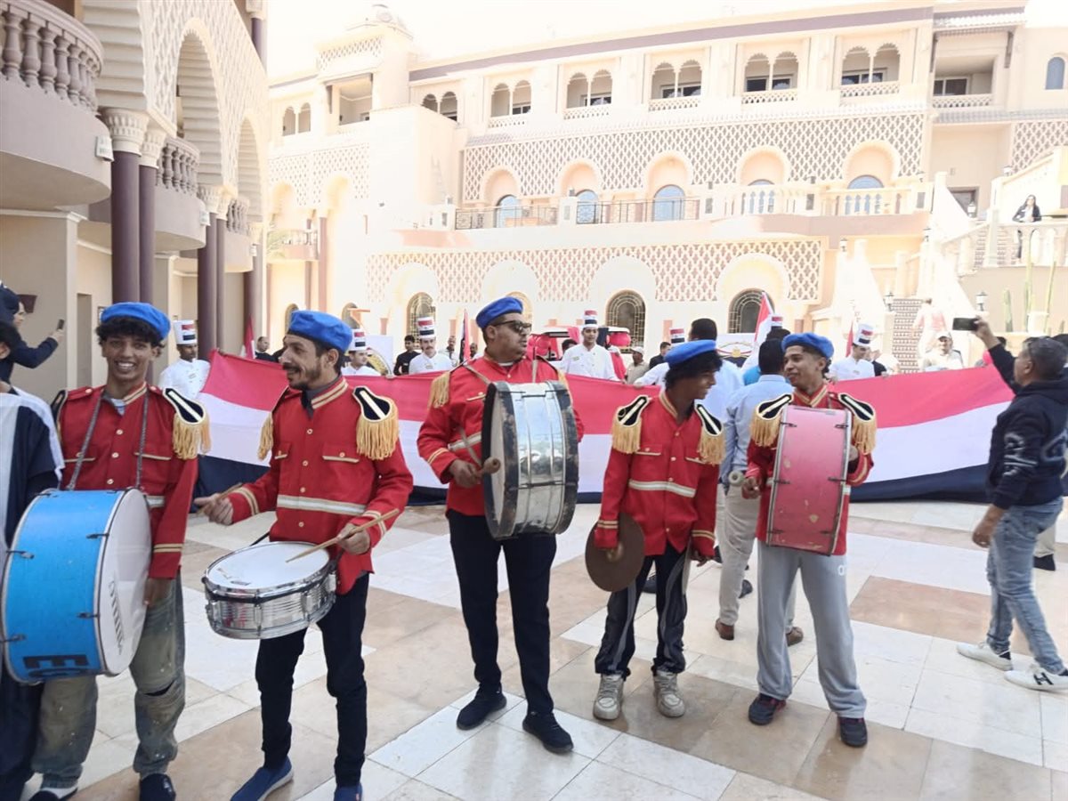 السياح يشاركون باحتفالات الشرطة بالغردقة