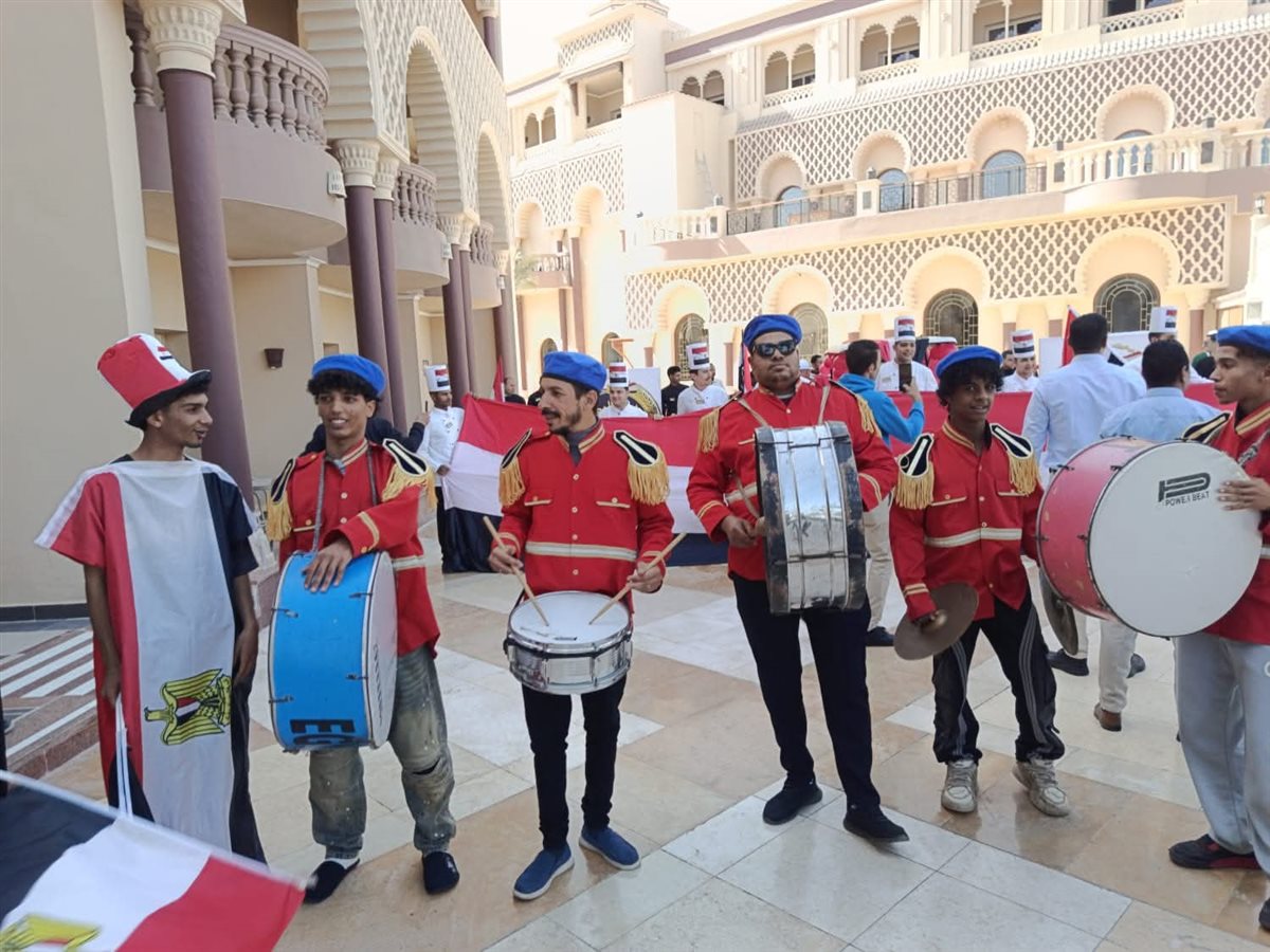 السياح يشاركون باحتفالات الشرطة بالغردقة