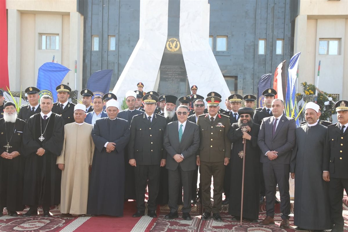 محافظ البحر الاحمر يضع إكليل من الزهور 