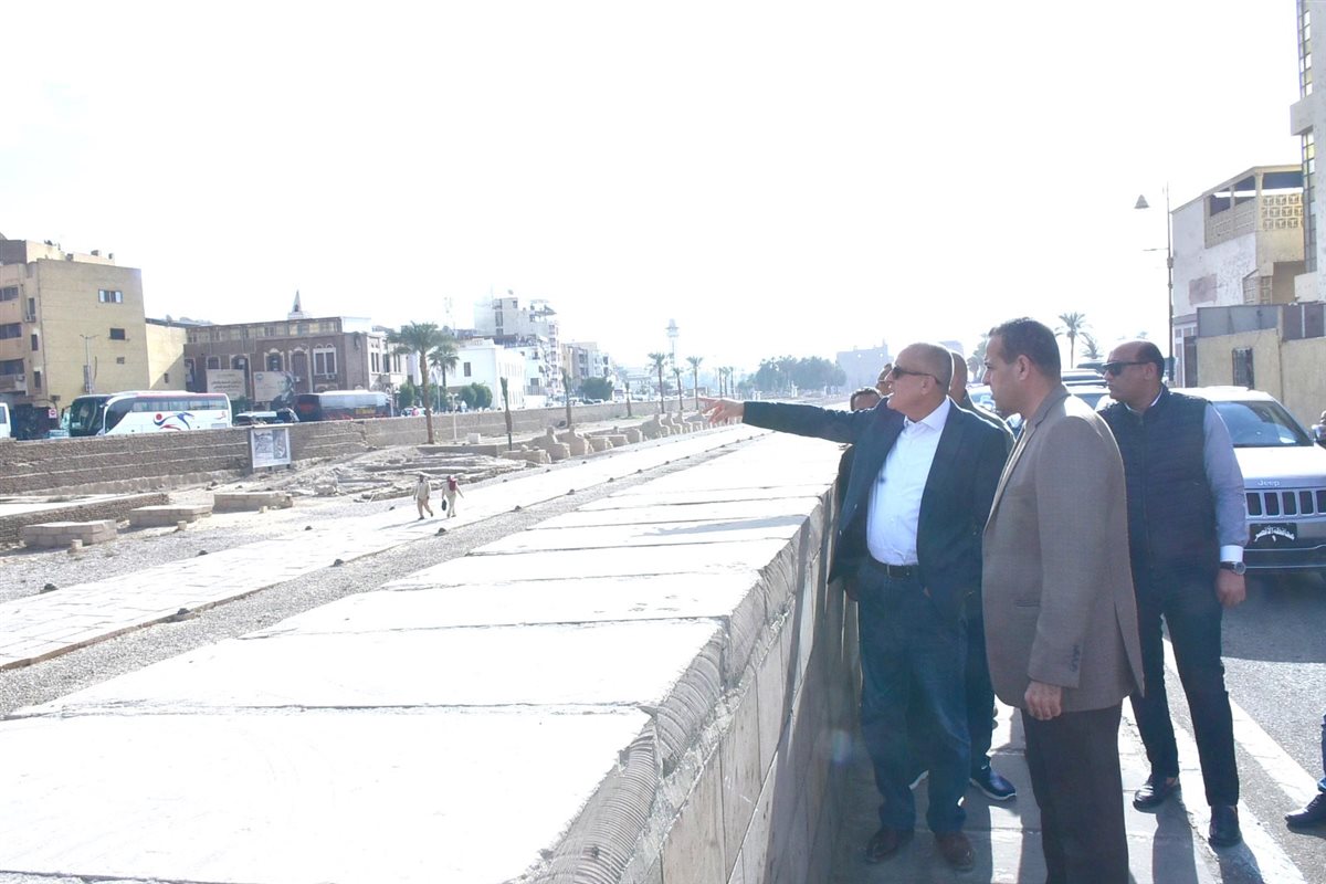 محافظ الأقصر يتابع أعمال النظافة بطريق الكباش