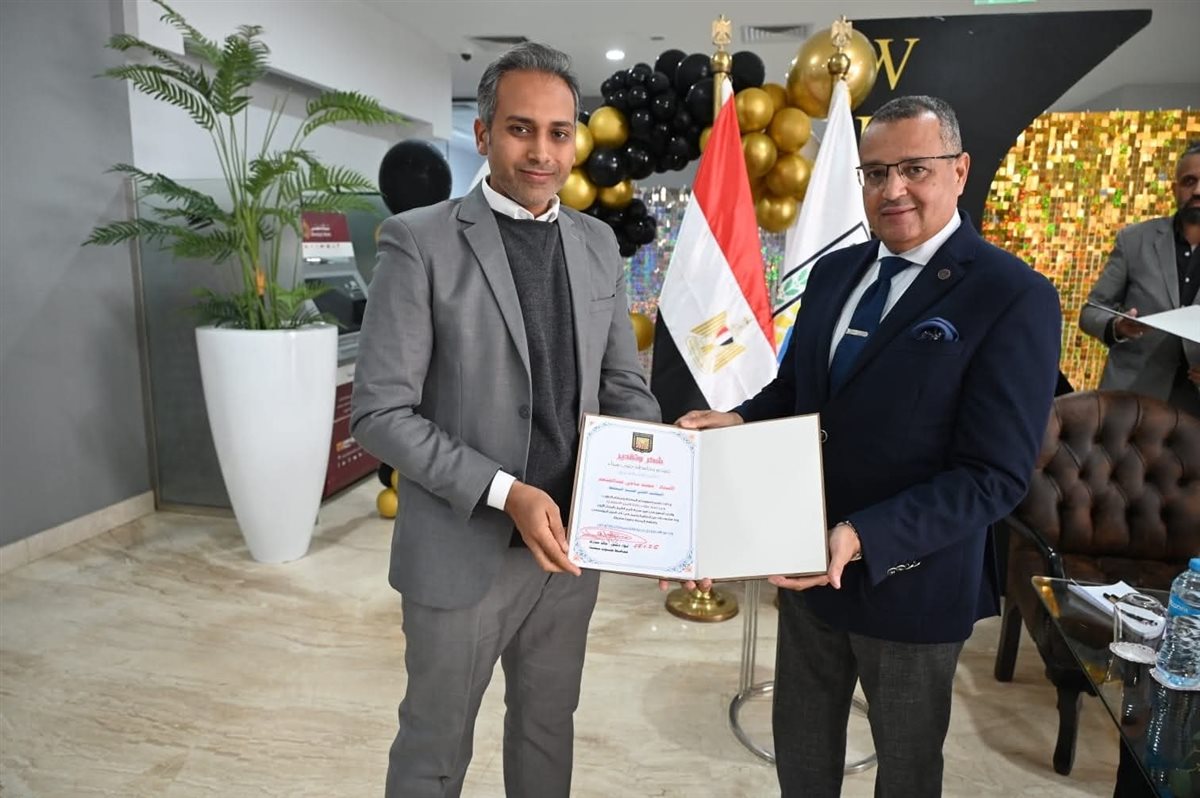 المحافظ يكرم الفائزين بجائزة التميز الحكومي