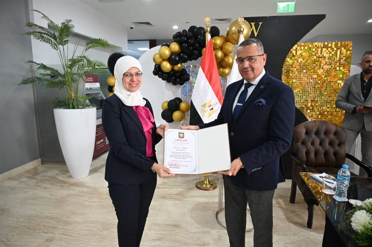 المحافظ يكرم الفائزين بجائزة التميز الحكومي