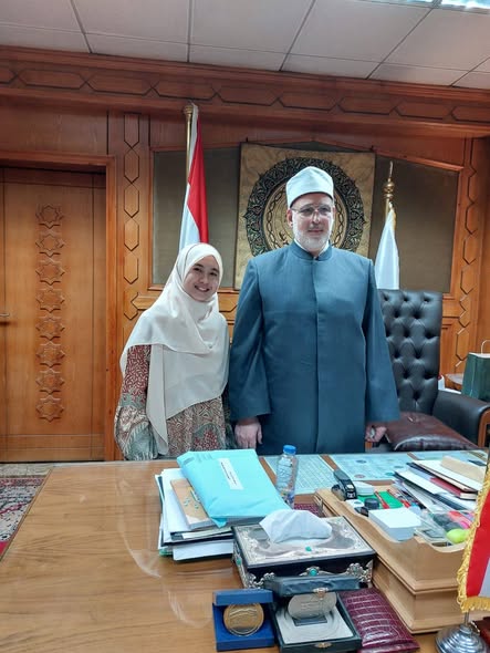 بعد طلبها عبر القاهرة 24.. الطالبة الإندونيسية ييلي بوترياني تقابل الإمام الأكبر الدكتور أحمد الطيب ووكيل الأزهر