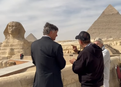 &nbsp;كريستوفر لاندو نائب وزير الخارجية الأمريكية وزوجته في الأهرامات