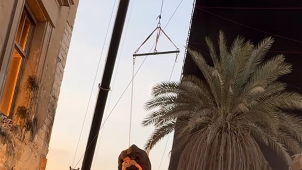 فيديو مشهد تمثيلي يظهر &nbsp;صغير عالقًا&nbsp;