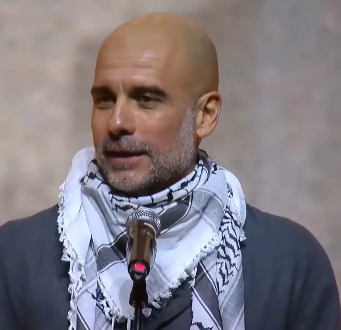 <strong>بيب جوارديولا المدير الفني لـ مانشستر سيتي يرتدي الكوفية الفلسطينية ويتحدث في خطاب في مدينة برشلونة عن غزة&nbsp;</strong>