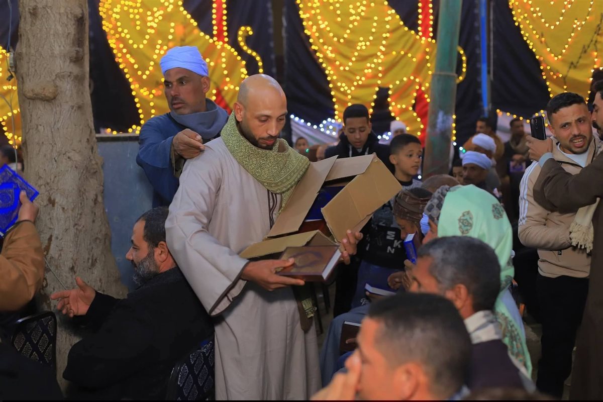 عريس يوزّع 1000 مصحف بدل السجائر في ليلة زفافه بسوهاج