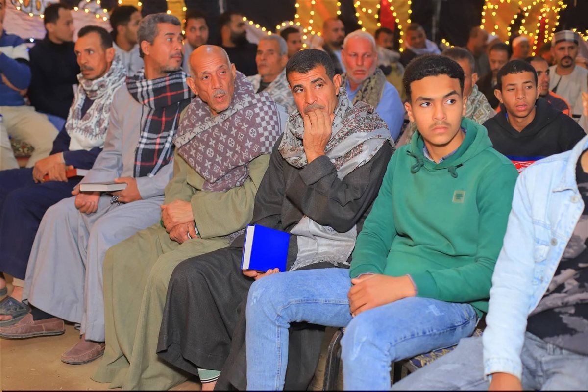 عريس يوزّع 1000 مصحف بدل السجائر في ليلة زفافه بسوهاج