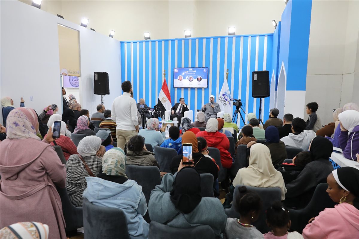 الدكتور مهاب مجاهد عضو مجلس الشيوخ واستشاري الطب النفسي يشارك في ندوة بجناح دار الإفتاء بمعرض الكتاب