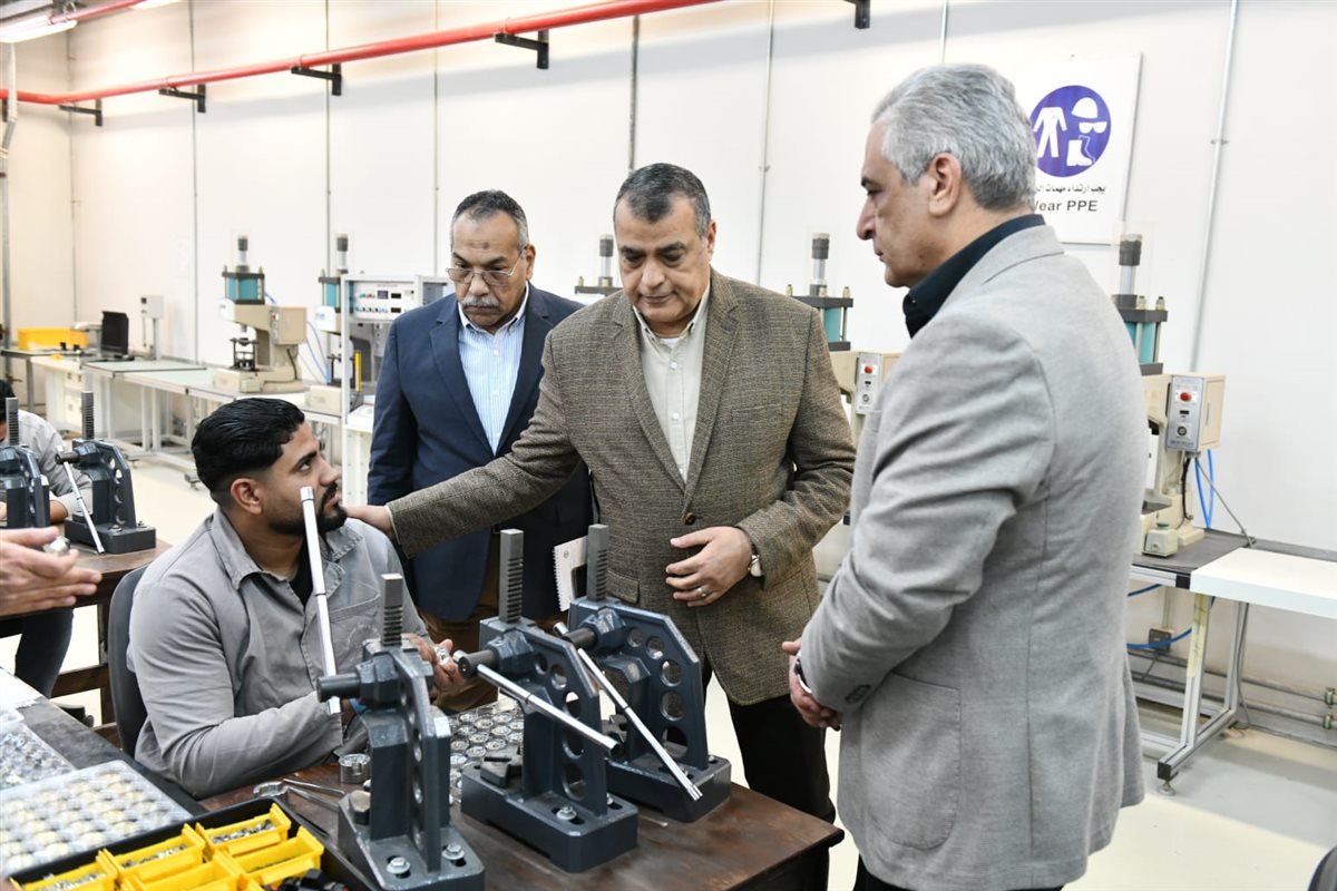 جانب من جولة الوزير بالمصنع