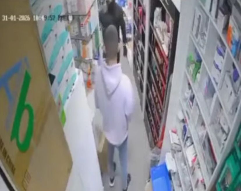 شخص مسلح يهدد صيدلي لبناني للحصول على دواء الإجهاض