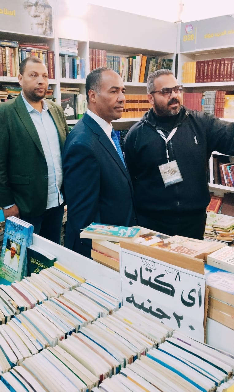 خالد أبو الليل يتفقد جناح سور الأزبكية