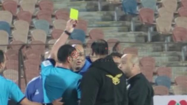 <strong>وليد صلاح الدين ينفعل على حكم مباراة الأهلي والبنك في الدوري</strong>