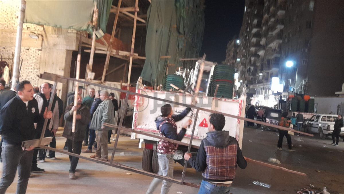 <strong>إخلاء شارع العريش من البائعين</strong>