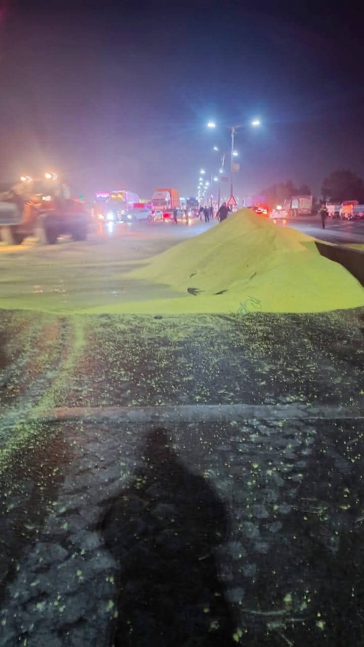 انقلاب سيارة نقل محملة بالكبريت على الطريق الزراعي بالمنوفية&nbsp;