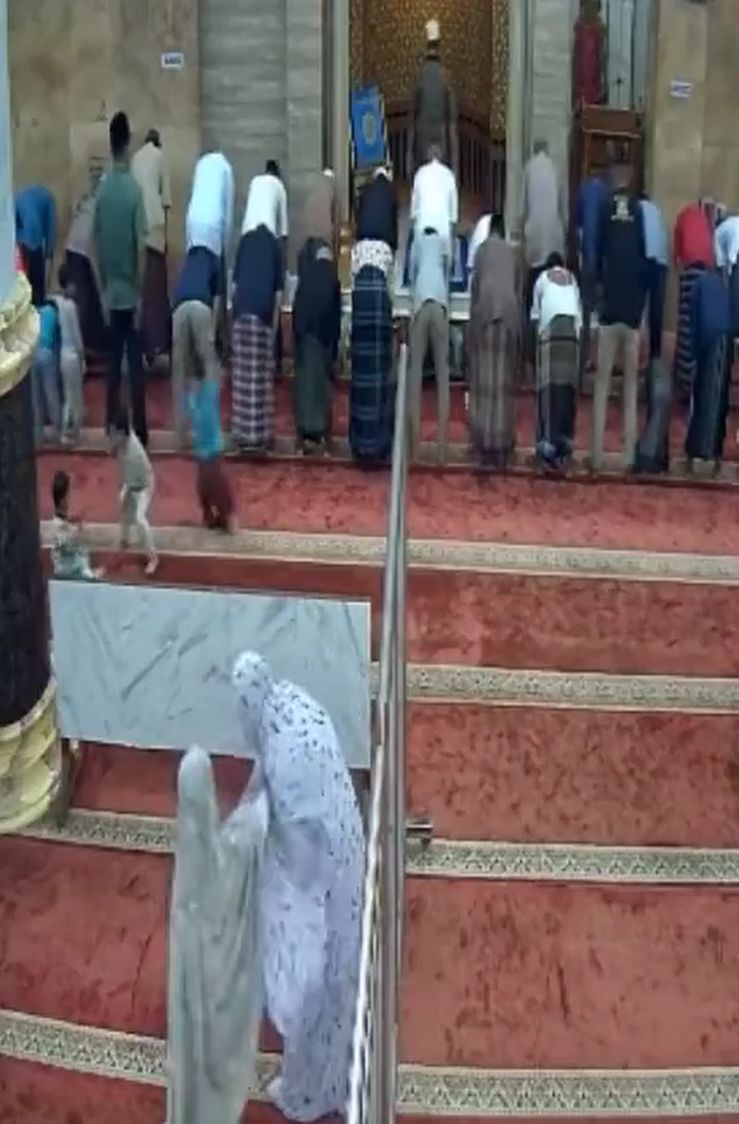 فيديو فتاتان في أندونيسيا يمزحان داخل المسجد أثناء الصلاة