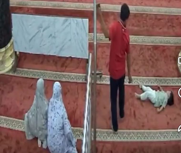 فيديو فتاتان في أندونيسيا يمزحان داخل المسجد أثناء الصلاة
