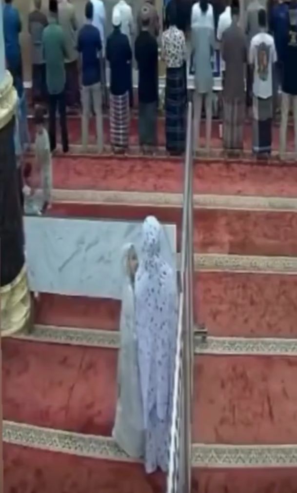فيديو فتاتان في أندونيسيا يمزحان داخل المسجد أثناء الصلاة