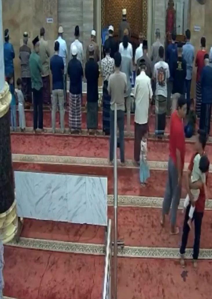 فيديو فتاتان في أندونيسيا يمزحان داخل المسجد أثناء الصلاة