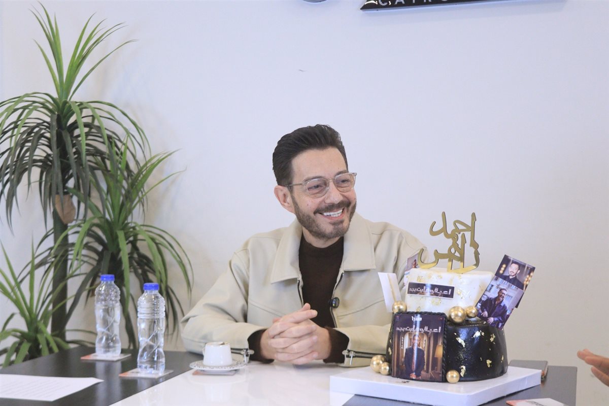 القاهرة 24 يُكرم الفنان أحمد زاهر عن مسلسل لعبة وقلبت بجد
