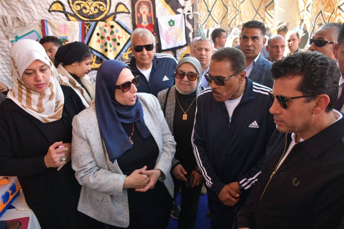 وزير الشباب ومحافظا الوادي الجديد ومطروح يشهدون فعاليات معرض المنتجات الحرفية والتراثية للشباب، وملتقى توظيف مصر